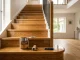 Escalier en bois verni avec une finition peinture polyuréthane brillante